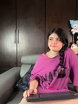 EmilyAndAndrew online show from April 11, 5:04 am