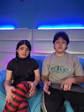 EmilyAndAndrew online show from February 16, 3:49 am