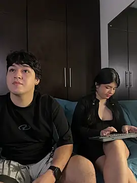 EmilyAndAndrew online show from February 22, 3:53 am