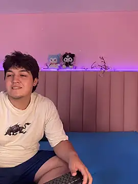 EmilyAndAndrew online show from May 3, 4:28 am