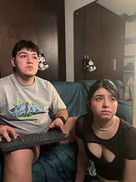 EmilyAndAndrew online show from March 11, 4:06 am