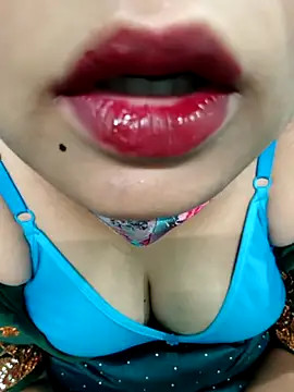 Snapshot of Tamilkannadacouple chatting on February 24, 4:46 am Tamilkannadacouple online show from February 24, 4:46 am