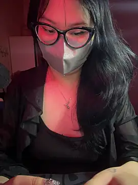 HaleyKin online show from April 24, 2:30 pm