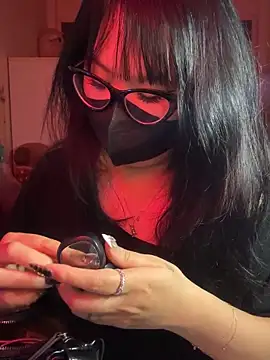 HaleyKin online show from March 25, 3:00 pm