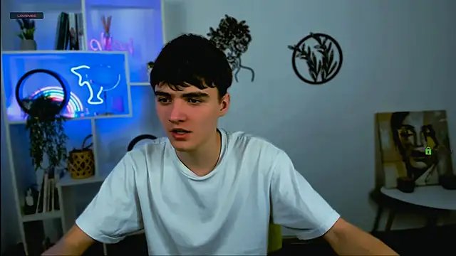 Snapshot of emil_lucky chatting on February 24, 12:39 pm emil lucky online show from February 24, 12:39 pm