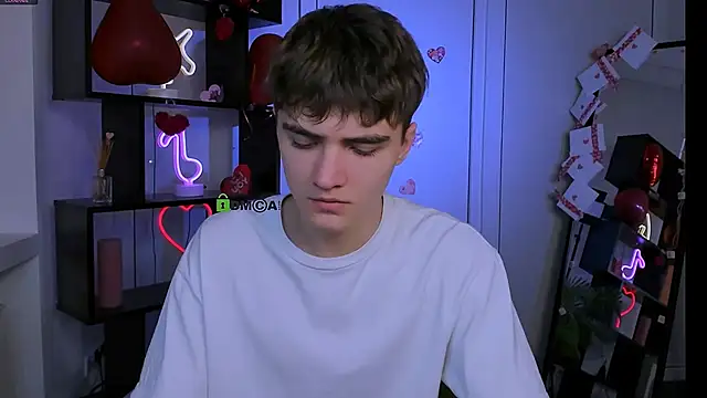 Snapshot of emil_lucky chatting on February 15, 11:20 am emil lucky online show from February 15, 11:20 am