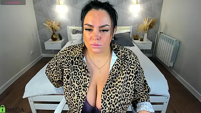 Snapshot of adele_crown chatting on February 26, 1:05 am adele crown online show from February 26, 1:05 am