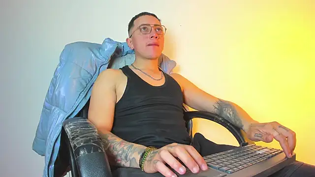 Snapshot of Emmanuel_Lust chatting on February 5, 12:23 pm Emmanuel Lust online show from February 5, 12:23 pm