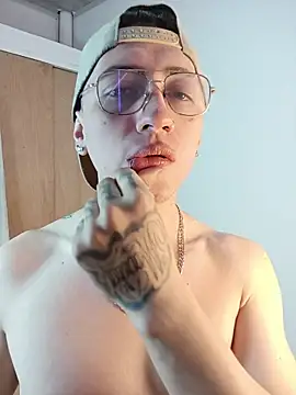 Snapshot of Emmanuel_Lust chatting on February 13, 1:11 pm Emmanuel Lust online show from February 13, 1:11 pm