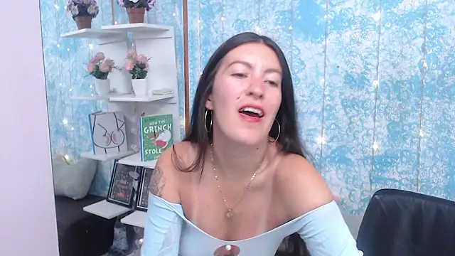 HannaOwen  online show from March 24, 5:35 pm