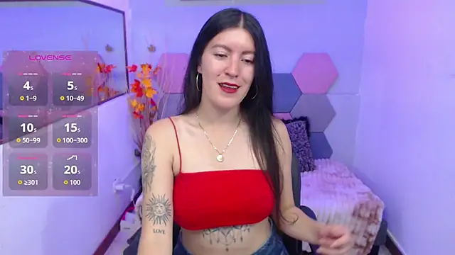 HannaOwen  online show from March 13, 2:00 pm