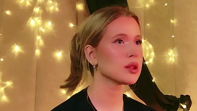 Beckie White online show from April 4, 8:48 pm