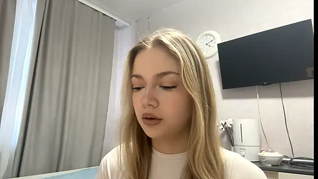 Snapshot of MilaSliger chatting on February 17, 1:08 pm MilaSliger online show from February 17, 1:08 pm