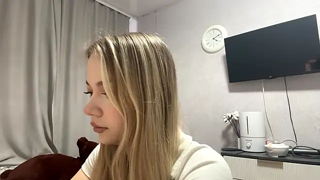 Snapshot of MilaSliger chatting on February 8, 10:13 am MilaSliger online show from February 8, 10:13 am