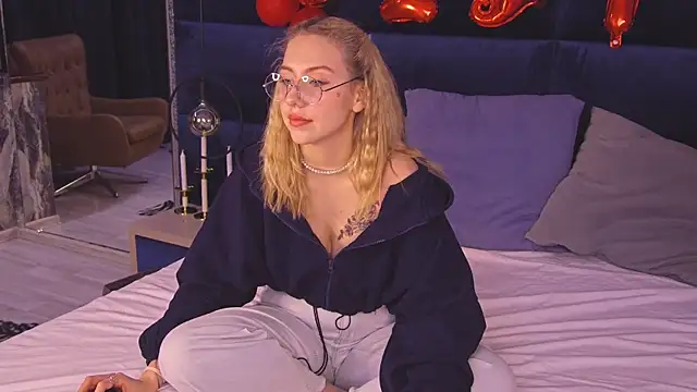 Snapshot of LovelyMiley chatting on February 14, 1:33 pm LovelyMiley online show from February 14, 1:33 pm