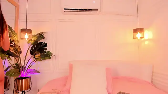 Snapshot of Nicole_Whittee chatting on February 26, 7:36 pm Nicole Whittee online show from February 26, 7:36 pm