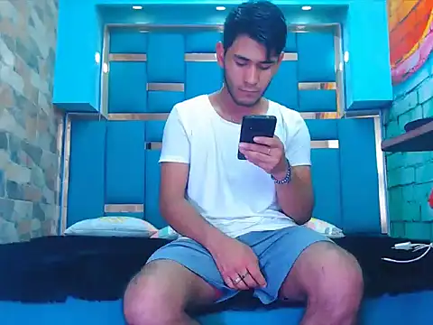 warmNoah online show from February 26, 7:36 pm