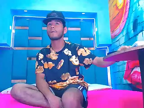 warmNoah online show from March 10, 7:18 pm