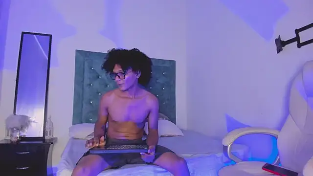 LatinoDark online show from March 3, 3:46 am