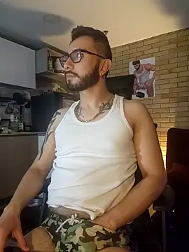 Snapshot of dave_wolf7 chatting on February 13, 12:32 am dave wolf7 online show from February 13, 12:32 am