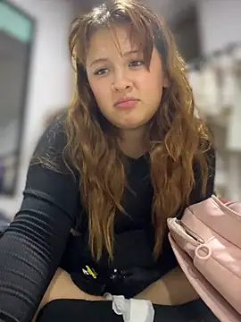 Snapshot of CharlotteUwU_ chatting on February 11, 2:44 am CharlotteUwU online show from February 11, 2:44 am