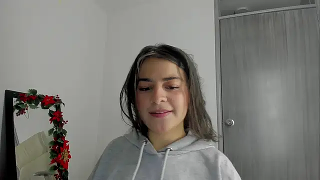 Snapshot of Brunnettee_1 chatting on June 14, 5:19 am Brunnettee 1 online show from June 14, 5:19 am