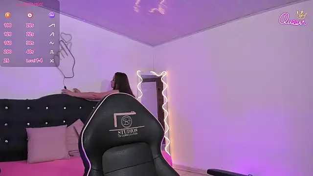 LUNAKITTY TAY online show from April 14, 11:37 am