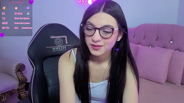 MAHYRA TAY online show from April 16, 7:14 pm