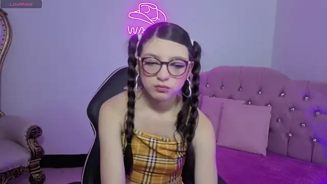 MAHYRA TAY online show from April 13, 8:46 pm