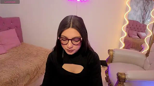 MAHYRA TAY online show from March 4, 7:10 pm