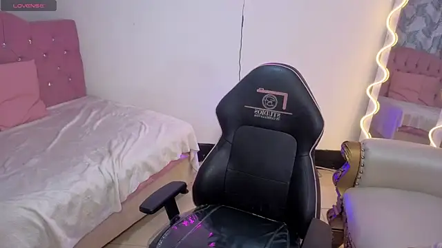 MAHYRA TAY online show from March 12, 7:07 pm