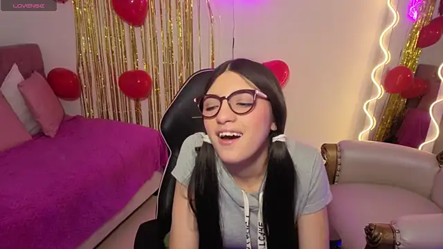 MAHYRA TAY online show from February 19, 7:11 pm