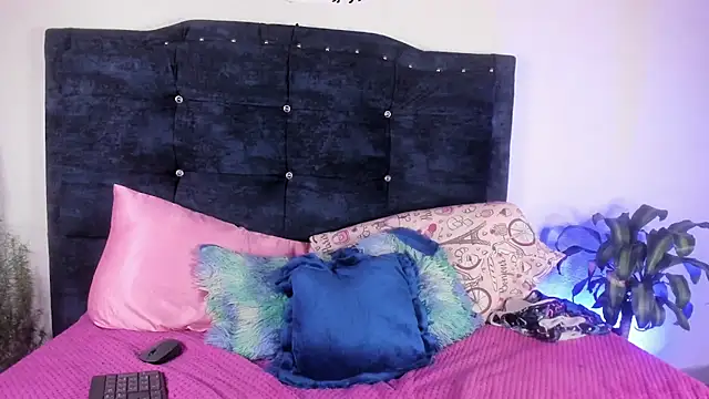 Snapshot of sexy_diablaa chatting on March 2, 5:08 am sexy diablaa online show from March 2, 5:08 am