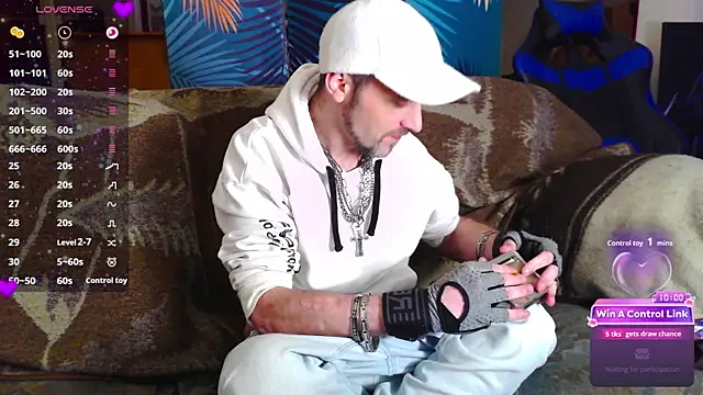 Snapshot of SwatRocShy chatting on February 9, 8:56 am SwatRocShy online show from February 9, 8:56 am