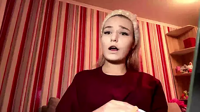 Snapshot of MiaBerlateen chatting on February 16, 7:01 pm MiaBerlateen online show from February 16, 7:01 pm