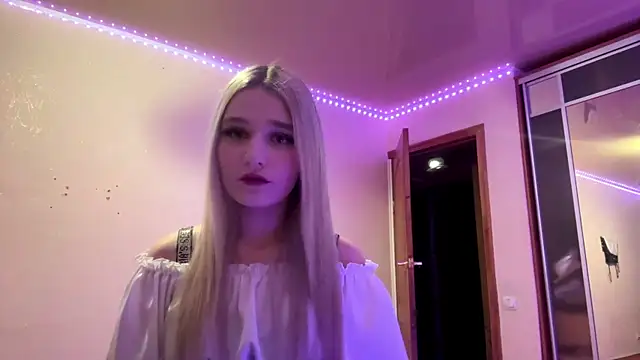 Snapshot of MiaBerlateen chatting on February 14, 2:17 pm MiaBerlateen online show from February 14, 2:17 pm