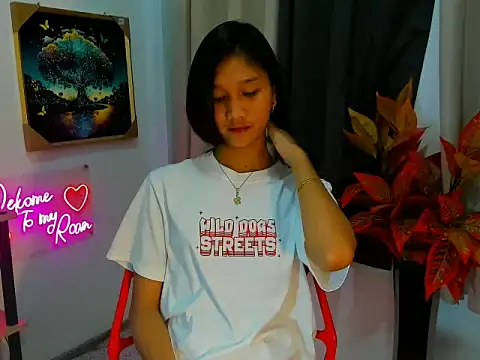 Snapshot of littlemikay chatting on February 17, 6:11 am littlemikay online show from February 17, 6:11 am