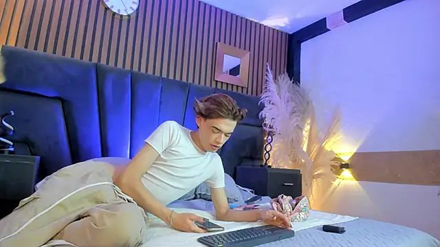 Snapshot of AngelDoll_1 chatting on February 9, 1:47 am AngelDoll 1 online show from February 9, 1:47 am