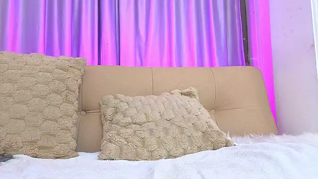 Mia Naive online show from February 28, 12:05 pm