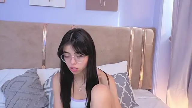 Snapshot of Mia_Naive chatting on June 18, 8:14 pm Mia Naive online show from June 18, 8:14 pm