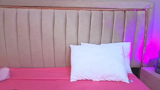 Mia Naive online show from April 14, 11:59 am