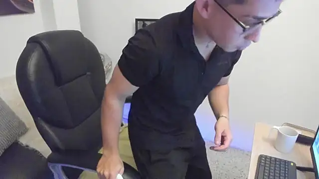 Snapshot of Tommas_Jhonson chatting on February 24, 3:40 am Tommas Jhonson online show from February 24, 3:40 am