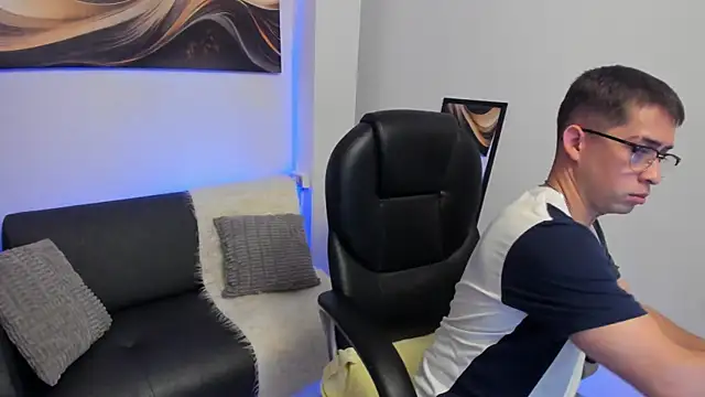 Snapshot of Tommas_Jhonson chatting on February 25, 4:01 am Tommas Jhonson online show from February 25, 4:01 am