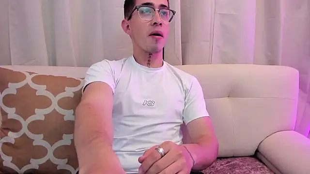 Snapshot of Tommas_Jhonson chatting on February 17, 3:37 am Tommas Jhonson online show from February 17, 3:37 am