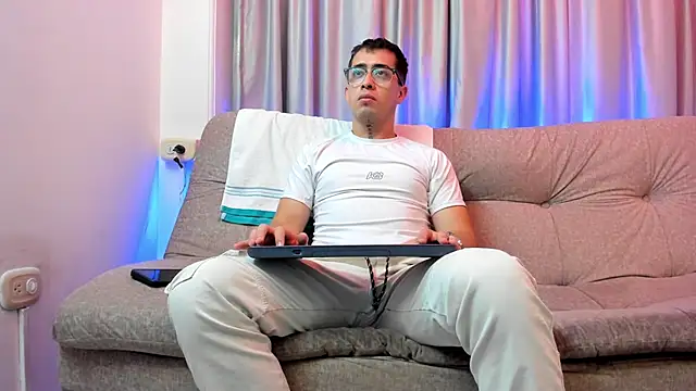 Snapshot of Tommas_Jhonson chatting on March 1, 2:11 am Tommas Jhonson online show from March 1, 2:11 am