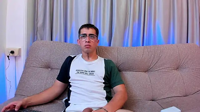 Snapshot of Tommas_Jhonson chatting on February 20, 6:26 am Tommas Jhonson online show from February 20, 6:26 am