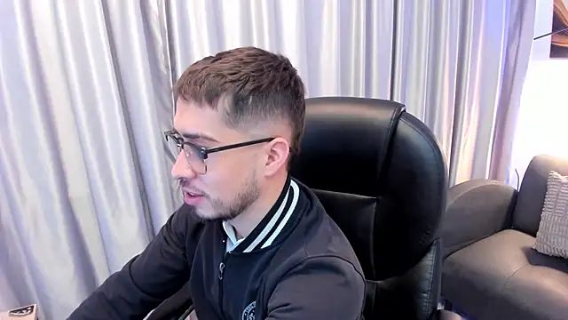 Snapshot of Tommas_Jhonson chatting on June 4, 12:10 pm Tommas Jhonson online show from June 4, 12:10 pm