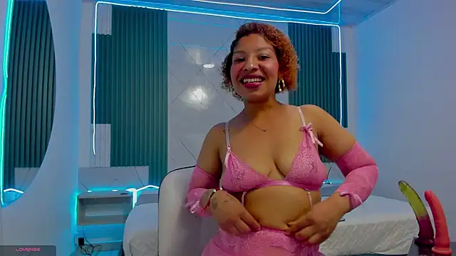 Snapshot of Shantall-blue chatting on February 13, 6:52 pm Shantall-blue online show from February 13, 6:52 pm