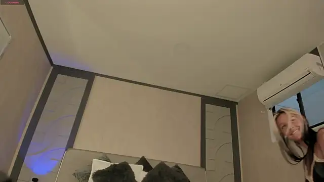 alicee clark  online show from April 3, 11:49 am