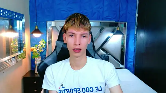 Snapshot of Liam_Green1 chatting on March 2, 3:52 pm Liam Green1 online show from March 2, 3:52 pm